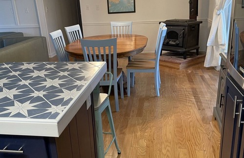 Columbia House | Rainbow's End Retreat - IBX, NCnAffordable waterfront near OBX!