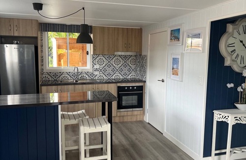 Redcliffe Apartment | Rainbows End Guesthouse - 5 mins from the beach, restaurants and shops.