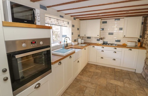 Cinderford Cottage | RAINFOREST COTTAGE, pet friendly, with a garden in Ruspidge