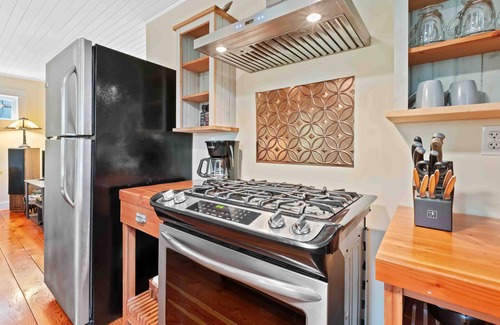 Ucluelet Cabin | Rainforest Cove I Private I Ocean Views I Deck & BBQ