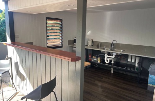 Mission Beach Apartment | Rainforest King Rooms | Shared Kitchen + Lounge | Sleeps 2–8