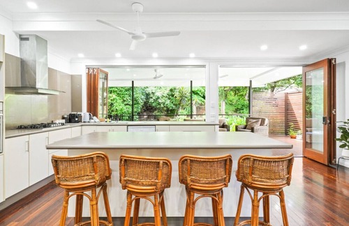 Aeroglen Apartment | Rainforest Retreat - Serene 4-Bedroom Getaway with Bushland Views