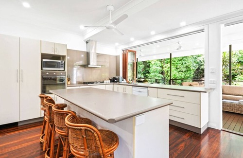 Aeroglen Apartment | Rainforest Retreat - Serene 4-Bedroom Getaway with Bushland Views