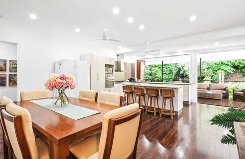 Aeroglen Apartment | Rainforest Retreat - Serene 4-Bedroom Getaway with Bushland Views