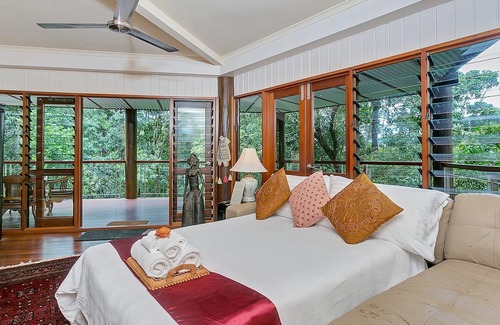 Kamerunga House | Rainforest Treetops Home + Infinity Edge Pool Riverside 4 Poster Daybed +100Mbs