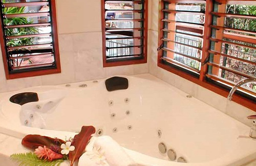 Kamerunga House | Rainforest Treetops Home + Infinity Edge Pool Riverside 4 Poster Daybed +100Mbs