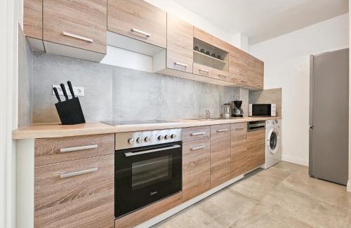 Heiligenhaus Apartment | RAJ Living - Monteurwohnung - 2 Schlafzimmer - Küche - Balkon - Waschmaschine - 25 Min zur Messe DUS