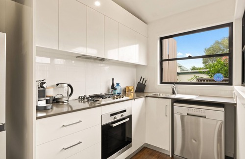 Ocean Shores House | RAJAH 1 - Lovely Townhouse close to beach & shops