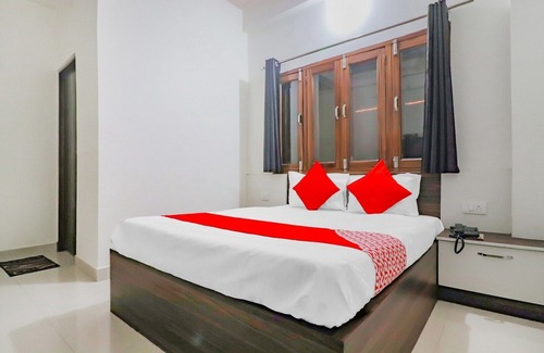 Mathura Hotel | Rajlakshmi Guest House - AC Room with attached bathroom, Free Wifi