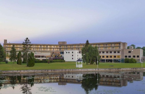 Belleville Hotel | Ramada by Wyndham Belleville Harbourview Conference Center