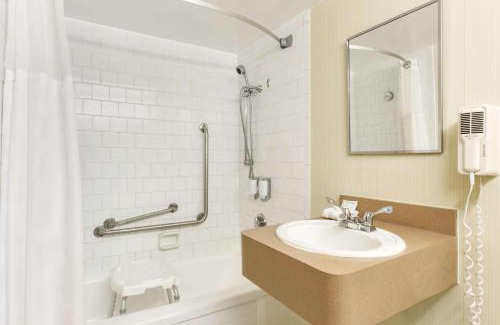 Belleville Hotel | Ramada by Wyndham Belleville Harbourview Conference Center