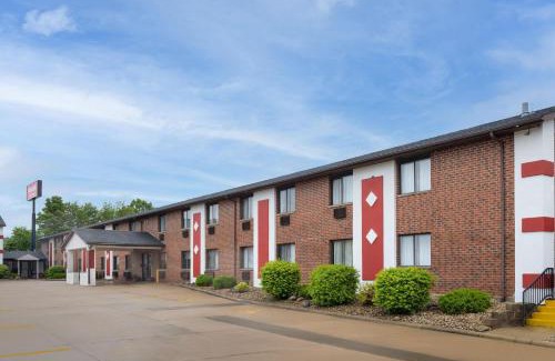 Cedar Rapids - Iowa City Hotel | Ramada by Wyndham Cedar Rapids South