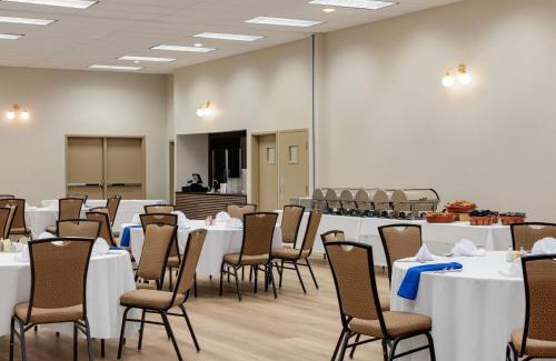 Amistad National Recreational Area Hotel | Ramada by Wyndham Del Rio