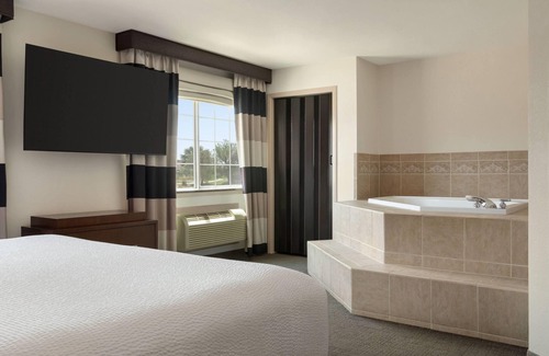 Amistad National Recreational Area Hotel | Ramada by Wyndham Del Rio