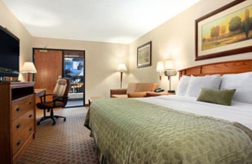 Urbandale Hotel | Ramada by Wyndham Des Moines Tropics Resort & Conference Ctr