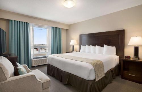 Emerald Park Hotel | Ramada by Wyndham Emerald Park/Regina East