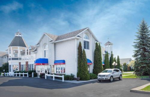 Mackinaw City Hotel | Ramada by Wyndham Mackinaw City Waterfront