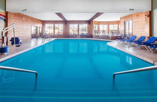Mackinaw City Hotel | Ramada by Wyndham Mackinaw City Waterfront