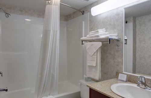Nisku Hotel | Ramada by Wyndham Nisku Edmonton Airport