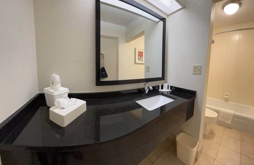 Whitfield Hotel | Ramada by Wyndham Sarasota Waterfront- Tikki Bar & Grill- Near Airport & Beaches
