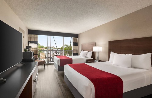 Whitfield Hotel | Ramada by Wyndham Sarasota Waterfront