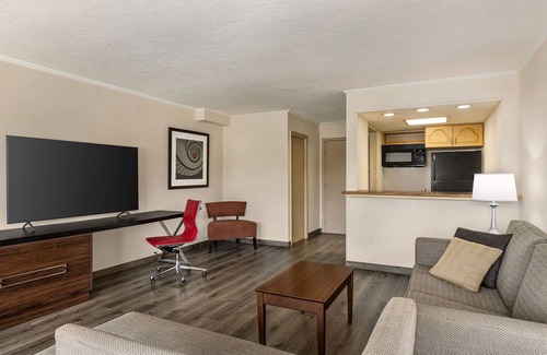 Whitfield Hotel | Ramada by Wyndham Sarasota Waterfront