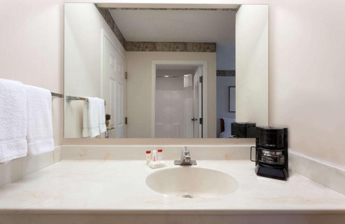 Tukwila Hotel | Ramada by Wyndham SeaTac Airport North