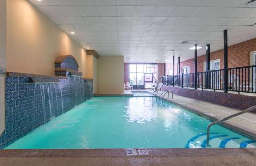 Downtown Hotel | Ramada by Wyndham Topeka Downtown Hotel & Convention Center