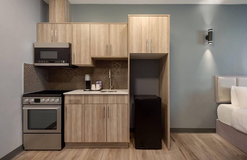 Jasper Place Hotel | Ramada by Wyndham West Edmonton Hotel & Suites
