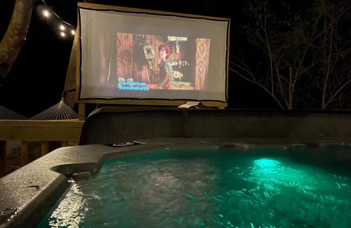 Jonesville House | Ramblin Rose Camper - Theater - Hot-Tub - Fire Pit