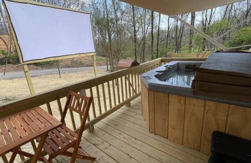 Jonesville House | Ramblin Rose Camper - Theater - Hot-Tub - Fire Pit