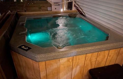 Jonesville House | Ramblin Rose Camper - Theater - Hot-Tub - Fire Pit