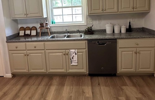Northport House | Rammer Jammer Retreat - <6 miles from the University of Alabama & Bryant-Denny
