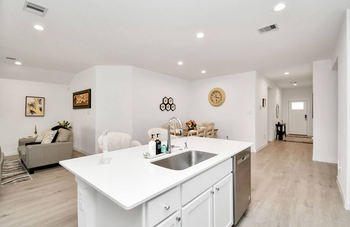 Barker House | Rammies Exquisite Home With Pool Access