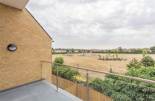 Cowley Apartment | Rana Ct 4 (Lewis Suite) | 1 Bed 1st Floor Apt.