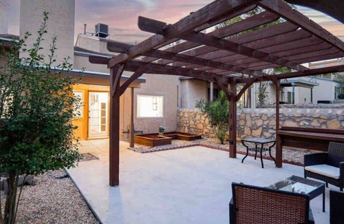 Biggs Field House | Ranch Glam Townhome with Indoor Fireplace