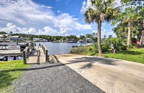 Steinhatchee House | Ranch-Style Gem Charcoal Grill, Kayak and Boat