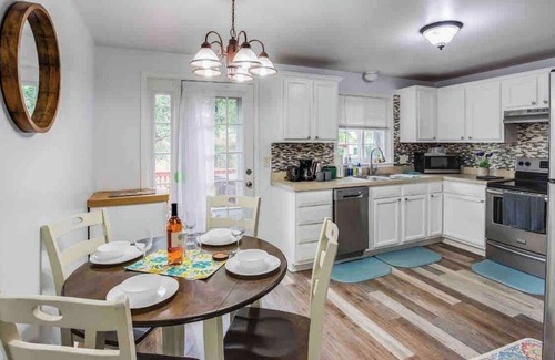 Rochester House | Ranch W/Hot Tub~ by Arprt/Dtwn/UofR/RIT W/AC