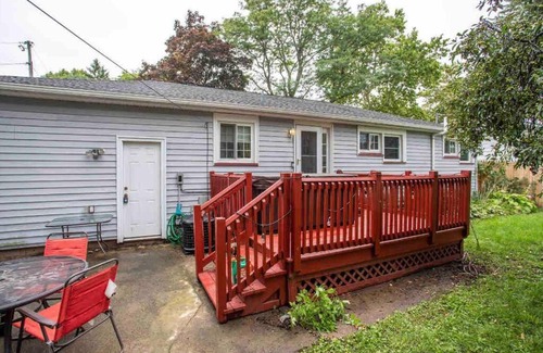 Rochester House | ~Ranch W/Hot Tub~ by Arprt/Dtwn/UofR/RIT W/AC