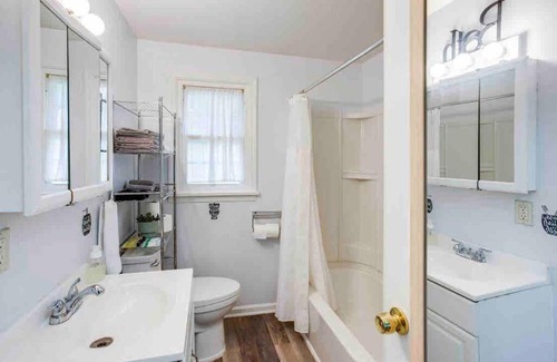 Rochester House | ~Ranch W/Hot Tub~ by Arprt/Dtwn/UofR/RIT W/AC