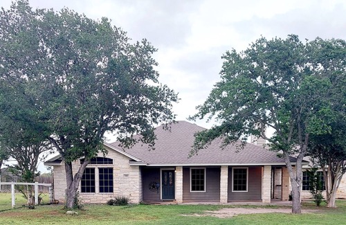 Dinero House | Ranchette by the lake just a short drive to the beach