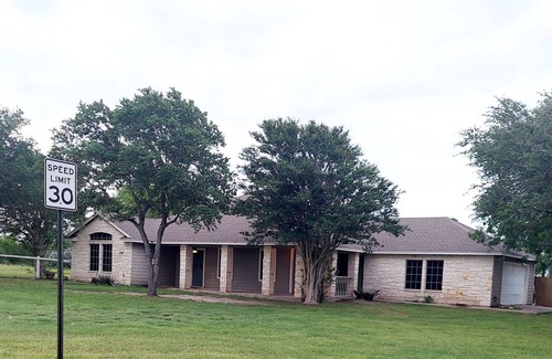 Dinero House | Ranchette by the lake just a short drive to the beach