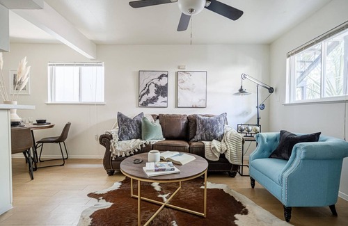 North University Apartment | Rancho Del Sol l No Service Fees 55 Roku TV