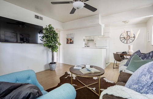 North University Apartment | Rancho Del Sol l No Service Fees 55 Roku TV