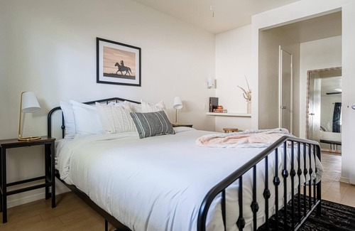 North University Apartment | Rancho Del Sol l No Service Fees 55 Roku TV