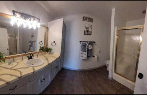Bandera House | Randy's Place Beautiful 4br With Private Hot tub