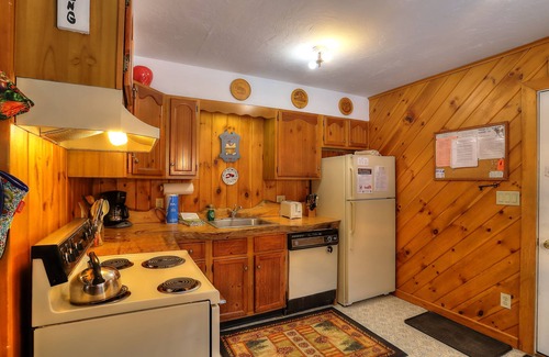 Rangeley House | 🐾Rangeley Manor 107 | Cute Pet Friendly Cabin with Shared Water Access on Rangeley Lake