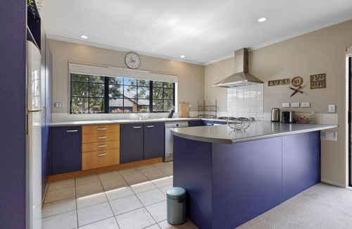 Henderson House | Ranges 3BR Family Home with Backyard and Air-Con