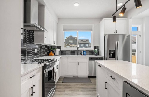 Southeast Calgary House | Rangeview Retreat | A/C | Dogs Ok | Modern | Large