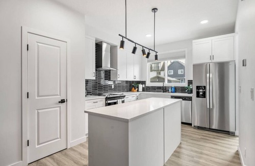 Southeast Calgary House | Rangeview Retreat | A/C | Dogs Ok | Modern | Large
